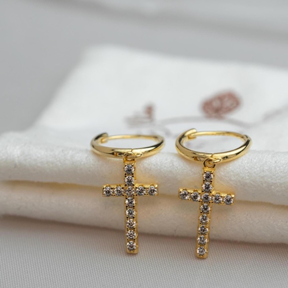 18 K gold plated 925 sterling silver Dazzling Gold Cross Hoop Earrings - Picture 1 of 4